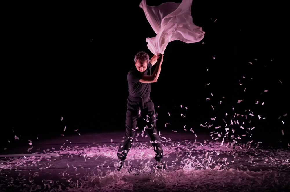 Mickaeël Délis, Les paillettes de leur vie, Création lumière de Jérôme Baudouin, créateur lumière en danse, théâtre et spectacle vivant.
